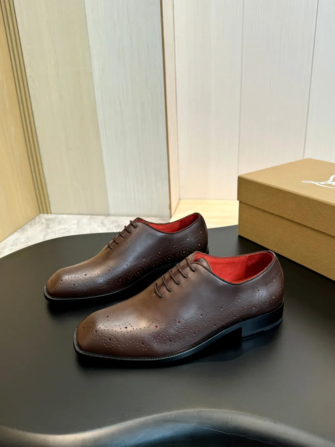 [CL red-soled shoes] Top P: 1020💰 Size 39-44 (⚠️38.45.46 custom-made, non-refundable and non-exchangeable) 🆑High-end men’s business formal leather shoes, original and genuine top-quality goods ••✅💯 Top-quality original order purchasing agent! Original imported patterned cowhide ➕Imported cowhide lining ➕Cowhide feet ➕Original leather outsole~🉑️Feel free to compare the authentic ones!